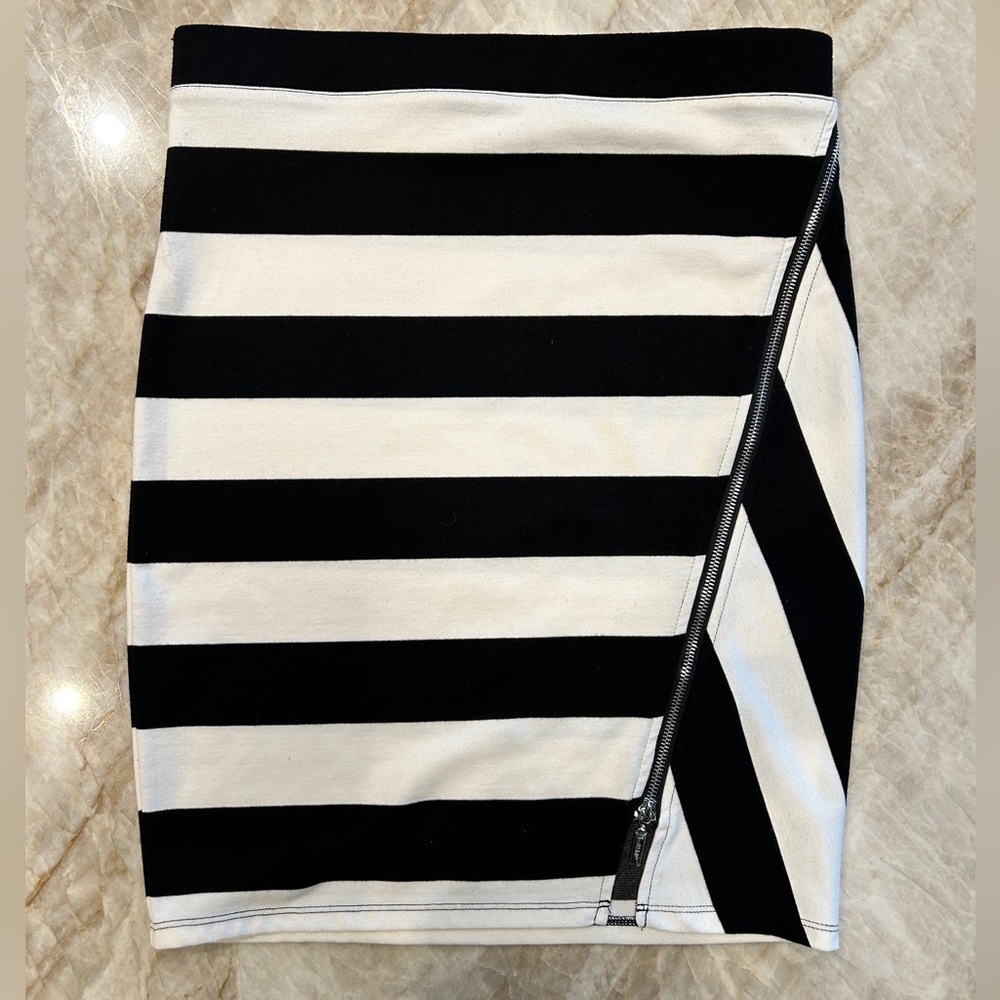 Guess Y2K Black & White Striped Skirt Size L | Asymmetrical Zipper Mini